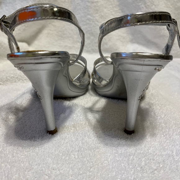 Silver Heels, size 6 - Picture 7 of 12